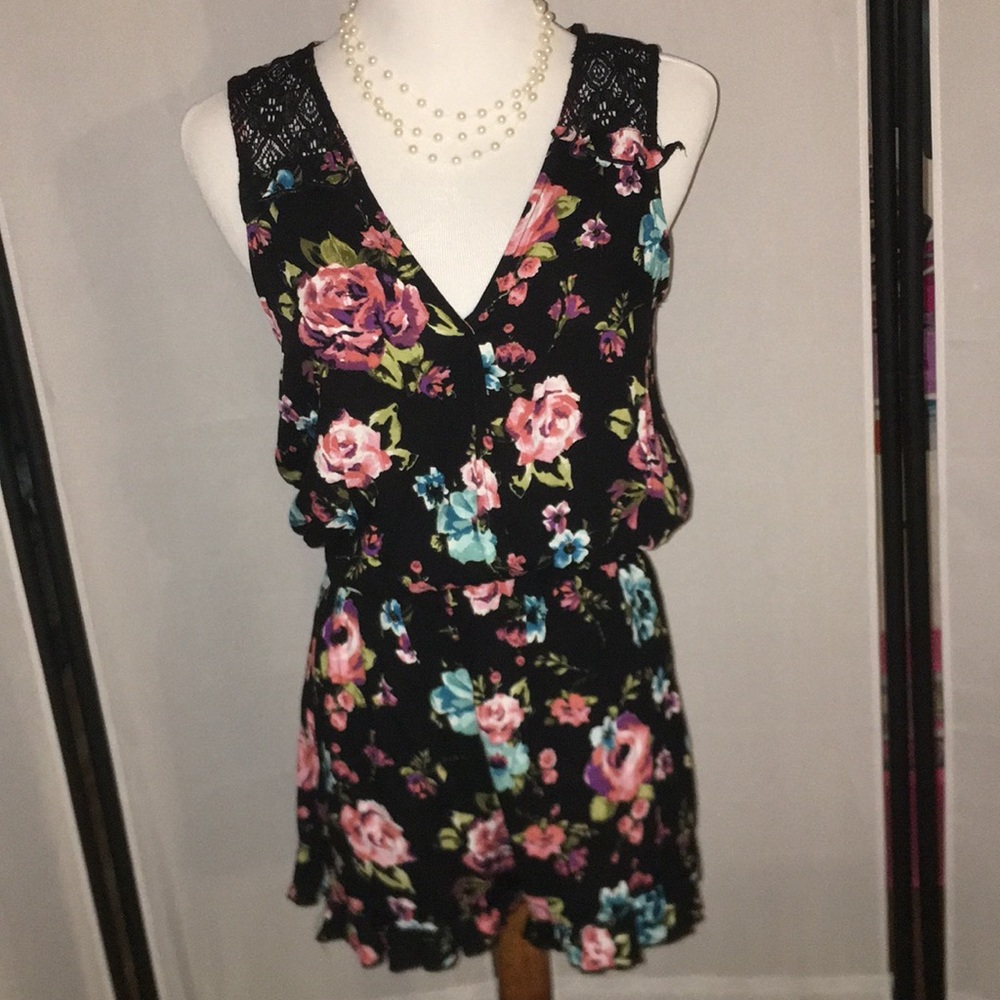 Ladies romper 1-pc with buttons